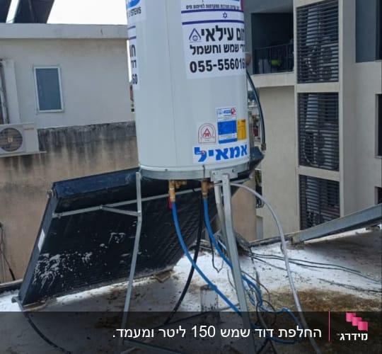 דוד שמש על גג עם צנרת וחיבורים